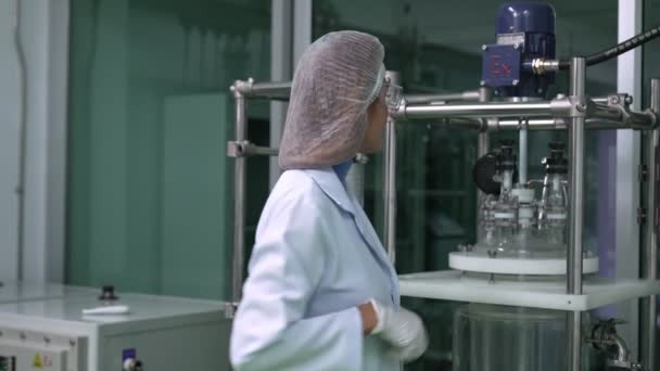 Portret Van Een Vrouwelijke Wetenschapper Uniform Werkzaam Curatief Laboratorium Voor — Stockvideo