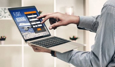 Online uçuş rezervasyon sitesi mod rezervasyon sistemi sağlar. Seyahat teknolojisi kavramı .