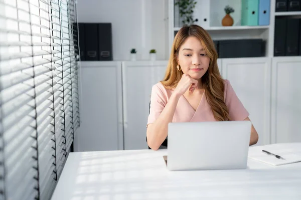 Young Asian Female Employee Sitting Her Desk Her Office Sitting — Foto de Stock