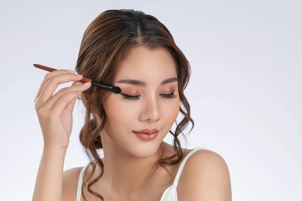 Gorgeous Young Woman Putting Black Mascara Her Long Eyelashes Brush — Stok fotoğraf