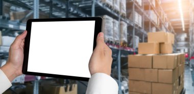 Tasarımınız için mod bilgisayardaki beyaz boş ekran monitör ekranında maket yapın