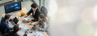 İş adamları grup toplantısı ofisteki en geniş bakış açısından çekildi. İş kadınları, iş adamları ve ofis çalışanları, proje planlama belgeleriyle takım konferansında toplantı masasında çalışıyorlar. .