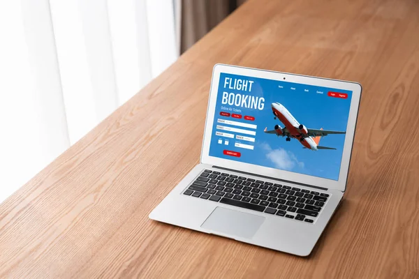 Online uçuş rezervasyon sitesi mod rezervasyon sistemi sağlar. Seyahat teknolojisi kavramı .