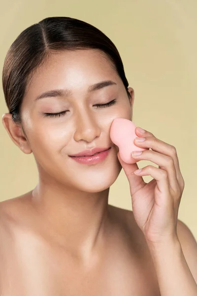 Closeup Ardent Woman Applying Her Cheek Dry Powder Looking Camera — Photo