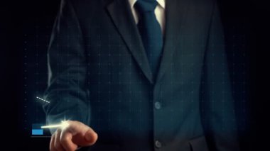 İşadamı, ticari kar artışının gelecekteki hedefe arttığını gösteren imalı bir tablo çizdi. Şirket işlerinin yükselmesi için mükemmel bir mali durum. Finans ve para teknolojisi .