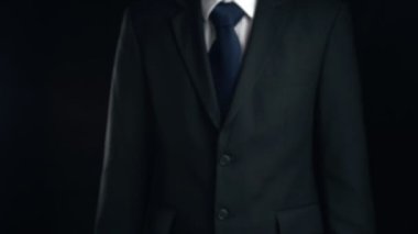 İş adamı, bulut hesaplama ağı imalı teknolojisinin hologramını gösterdi. Sanal artırılmış gerçeklik, geleceksel HUD oluşturmak için 3 boyutlu görüntüleme ve animasyon ile oluşturulmuştur. .