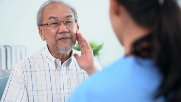 Young Female Doctor Inquires Personal Information Contented Senior Home Medical — Vídeo de Stock