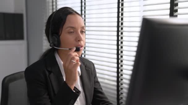 Competent African American Female Operator Working Computer While Talking Clients — Vídeo de Stock
