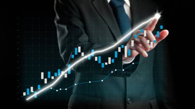 İşadamı, ticari kar artışının gelecekteki hedefe arttığını gösteren imalı bir tablo çizdi. Şirket işlerinin yükselmesi için mükemmel bir mali durum. Finans ve para teknolojisi .