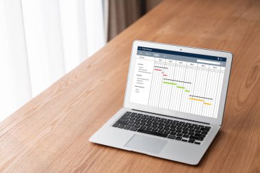 Ekip projesinin zaman çizelgesini gösteren bilgisayar ekranında, modern iş projesi yönetimi için proje planlama yazılımı