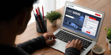 Online uçuş rezervasyon sitesi mod rezervasyon sistemi sağlar. Seyahat teknolojisi kavramı .
