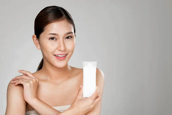 Ardent Woman Smiling Holding Mockup Product Advertising Text Place Light — Foto de Stock