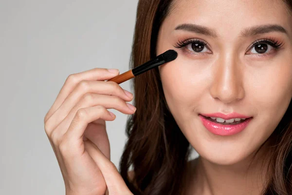 Closeup Ardent Young Woman Healthy Fair Skin Applying Her Eyeshadow — Stok fotoğraf