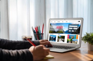 Model arama ve seyahat planlama için internet sitesi uçuş, otel ve tur rezervasyonları için anlaşma ve paket sunuyor