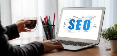 Model e-ticaret için SEO arama motoru optimizasyonu ve bilgisayar ekranında gösterilen çevrimiçi perakende işi