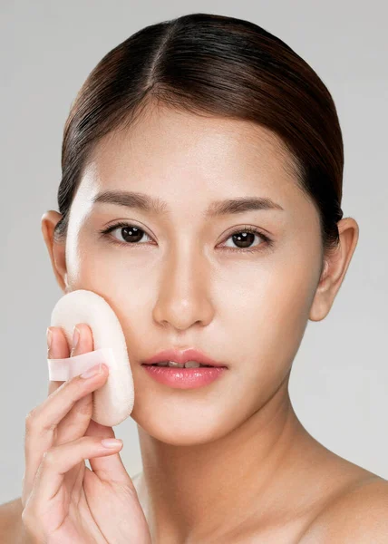 Closeup Ardent Woman Applying Her Cheek Dry Powder Looking Camera — Stock Fotó