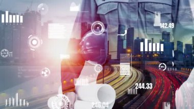 Gelecekteki bina inşaatı ve HUD hologram grafik tasarımı ile yaratıcı mühendislik projesi konsepti. İnşaat mühendisi, mimar ya da inşaat işçisi modern sivil teknoloji ile çalışıyor..