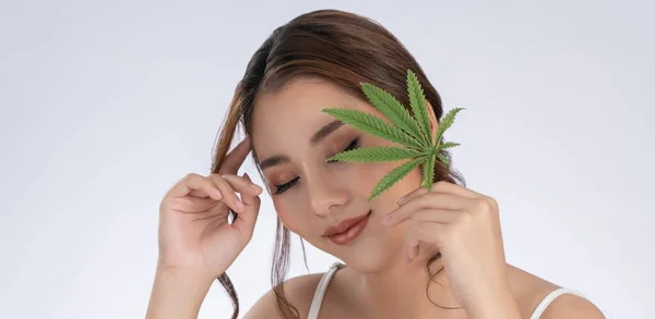 Closeup Gorgeous Female Model Healthy Fresh Skin Cosmetic Holding Hemp — Stock fotografie