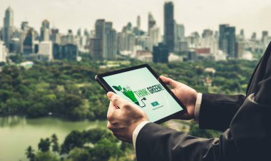 Çevre tasarrufu ve ESG iş konsepti için yeşil iş dönüşümü. İşadamı, çevre dostu yönetime ve alternatif temiz enerji kullanımına yönelik kurumsal bir hedef belirlemek için tablet kullanıyor.