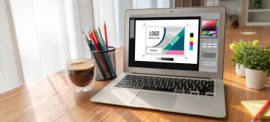 Web sayfasının modern tasarımı ve bilgisayar ekranında gösterilen ticari reklamlar için grafiksel tasarımcı yazılımı