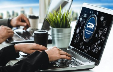 CRM işletme ve işletme için modern bilgisayarda müşteri ilişkileri yönetim sistemi