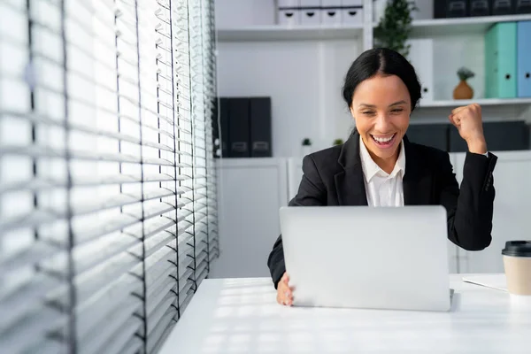 Photo Depicts Young African American Competent Woman Her Workplace Female — Foto Stock