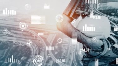 Gelecekteki bina inşaatı ve HUD hologram grafik tasarımı ile yaratıcı mühendislik projesi konsepti. İnşaat mühendisi, mimar ya da inşaat işçisi modern sivil teknoloji ile çalışıyor..