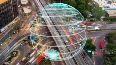 Geleceğin trafik kontrolü için akıllı ulaşım teknolojisi değiştirme konsepti. Sanal akıllı sistem sürücü için şehir caddesindeki araç verilerini bağlamak için sürüş bilgisi analizi yapıyor .