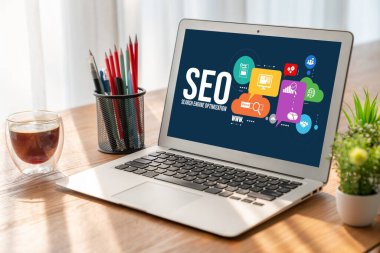 Model e-ticaret için SEO arama motoru optimizasyonu ve bilgisayar ekranında gösterilen çevrimiçi perakende işi