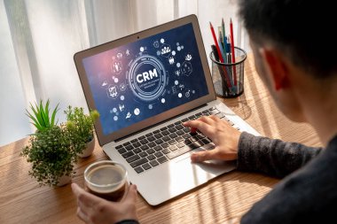 CRM işletme ve işletme için modern bilgisayarda müşteri ilişkileri yönetim sistemi