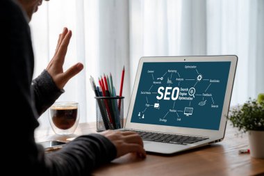 Model e-ticaret için SEO arama motoru optimizasyonu ve bilgisayar ekranında gösterilen çevrimiçi perakende işi