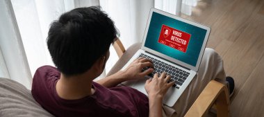 Bilgisayar ekranındaki virüs uyarısı mobil siber tehdit, hacker, bilgisayar virüsü ve kötü amaçlı yazılım tespit edildi