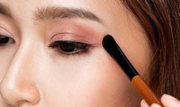 Closeup Ardent Young Woman Healthy Fair Skin Applying Her Eyeshadow — Stok fotoğraf