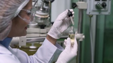 Bilim adamı CBD kenevir yağı ürününü CBD laboratuvarında test etti. Kenevir yağı, çiftlikteki organik kenevirden doğal cbd özütü içerir. .