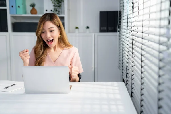 Young Female Employee Receives Promotion Good News Finished Her Task — Foto Stock