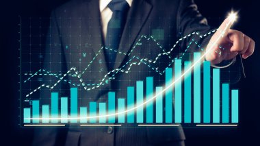 İşadamı, ticari kar artışının gelecekteki hedefe arttığını gösteren imalı bir tablo çizdi. Şirket işlerinin yükselmesi için mükemmel bir mali durum. Finans ve para teknolojisi .