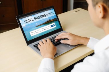 Çevrimiçi otel konaklama rezervasyon sitesi mod rezervasyon sistemi sağlar. Seyahat teknolojisi kavramı .