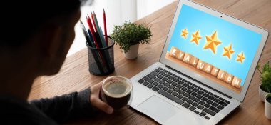 Pazarlama stratejisi planlaması için modem yazılım bilgisayarında müşteri memnuniyeti ve değerlendirme analizi