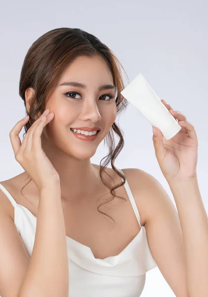 Gorgeous Woman Makeup Smiling Holding Mockup Product Advertising Text Place — 图库照片