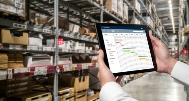 Ekip projesinin zaman çizelgesini gösteren bilgisayar ekranında, modern iş projesi yönetimi için proje planlama yazılımı