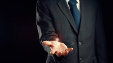 İş adamı küresel ağ iletişim imalı teknolojisinin hologramını gösterdi. Sanal artırılmış gerçeklik, geleceksel HUD oluşturmak için 3 boyutlu görüntüleme ve animasyon ile oluşturulmuştur. .