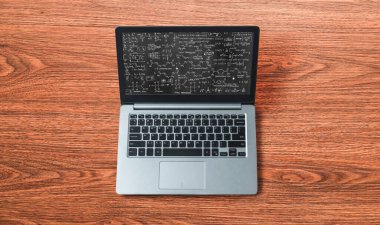 Bilgisayar ekranında bilim ve eğitim kavramını gösteren matematiksel denklemler ve modem formülü