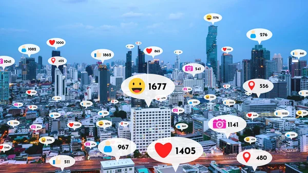 Los Iconos Las Redes Sociales Sobrevuelan Centro Ciudad Mostrando Gente —  Fotos de Stock