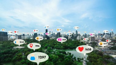 Sosyal medya simgeleri, sosyal ağ uygulama platformu üzerinden insanların karşılıklı bağlantılarını gösteriyor. Çevrimiçi toplum ve sosyal medya pazarlama stratejisi kavramı .