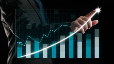 İşadamı, ticari kar artışının gelecekteki hedefe arttığını gösteren imalı bir tablo çizdi. Şirket işlerinin yükselmesi için mükemmel bir mali durum. Finans ve para teknolojisi .