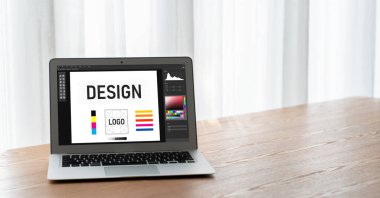 Web sayfasının modern tasarımı ve bilgisayar ekranında gösterilen ticari reklamlar için grafiksel tasarımcı yazılımı