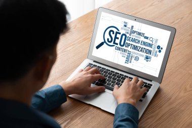 Model e-ticaret için SEO arama motoru optimizasyonu ve bilgisayar ekranında gösterilen çevrimiçi perakende işi