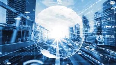 Çevrimiçi trafik kontrol sistemi olan sessiz ve fütürist bir şehirde akıllı ulaşım. Yeni bilgi çağındaki küresel eğilimleri değiştiren akıllı dijital dönüşüm ve teknoloji bozulması kavramı .