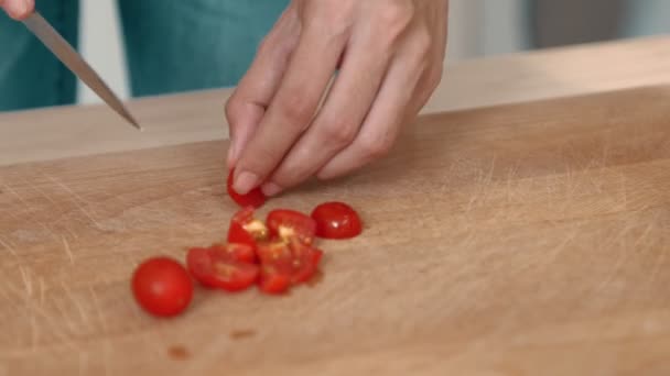 Close Hands Holding Knife Preparing Contented Meal Sliced Tomatoes Other — Vídeo de Stock