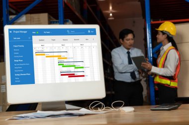 Ekip projesinin zaman çizelgesini gösteren bilgisayar ekranında, modern iş projesi yönetimi için proje planlama yazılımı